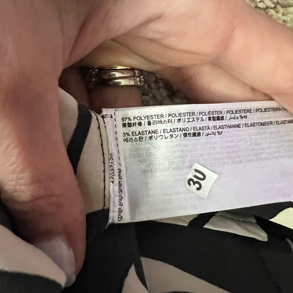 Black and White Floral Wide-Leg Pants ina satin like material - Picture 9 of 13